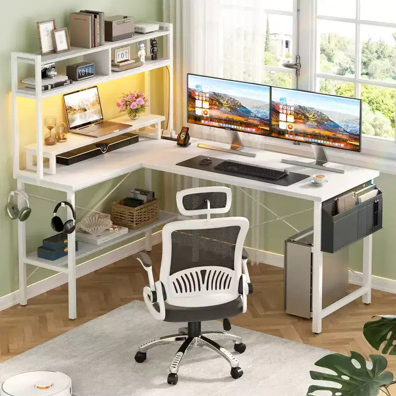 Bureau d'ordinateur en L avec écran et étagère, bureau de jeu avec station de charge
