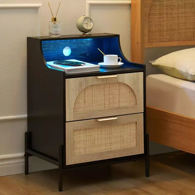 Lot de 2 tables de chevet noires en rotin avec station de charge USB C, lumières LED et 2 tiroirs, table d'appoint moderne pour chambre, salon et dortoir